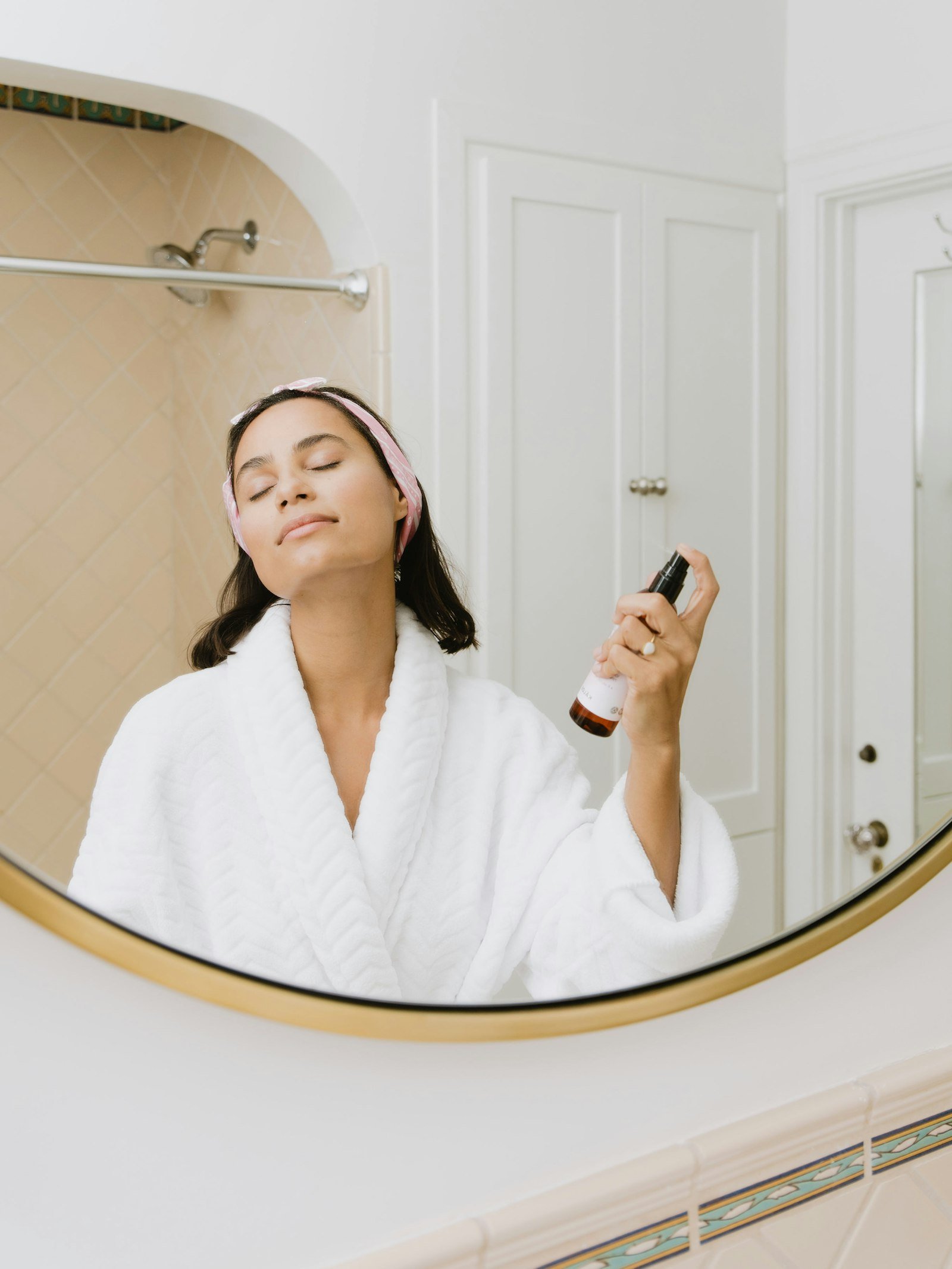Hypochlorous Acid Spray: The Skincare Ingredient Everyone’s Suddenly Using